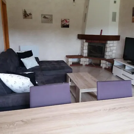 Appartement Meuble Agreable Au Coeur Du Massif Du Jura Malpas Exterior photo